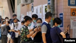 在港版国安法的压力下,香港市民排队参与民主派立法会初选投票。
