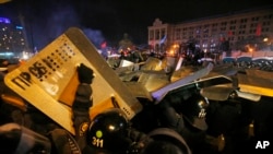 乌克兰防暴警察冲击基辅独立广场的抗议营地。(2013年12月11日)