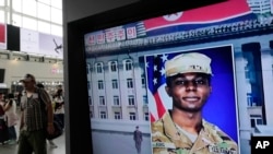 非法越境进入朝鲜的美国陆军二等兵特拉维斯·金因认罪协议,在服刑满12个月后被释放。图为2023 年8 月16 日在韩国新闻节目画面。(美联社)