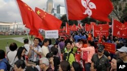 数以万计的香港人集会,支持中国人大解释法律,阻止两名当选议员就职,反对港独(2016年11月13日)