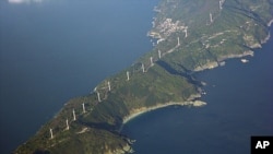 排列在日本西部50公里长的佐田岬半岛上的风力涡轮机。在日本关闭最后一座核电站后,风力发电变得越发重要了。(资料)