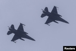 台湾空军F-16战机飞越花莲。(路透社,2023年4月9日)