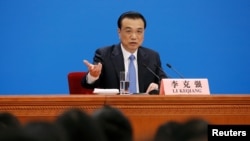 中国总理李克强在刚闭幕的两会记者会上说,要落实外商投资法(2019年3月15日).