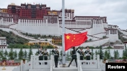 资料照:中国士兵在拉萨布达拉宫前升旗国旗。(2017年7月1日)