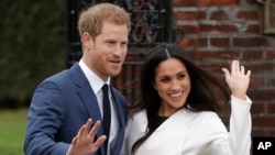 英国的哈里王子与美国女演员梅根·马克尔在伦敦的肯辛顿宫合影(2017年11月27日)。