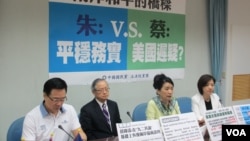 国民党立法院党团召开两岸和平桥梁的记者会(美国之音张永泰拍摄)