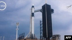 လွှတ်တင်မယ့် Florida ပြည်နယ် Kennedy အာကာသစခန်းက SpaceX ပုဂ္ဂလိက ကုမ္ပဏီရဲ့ Crew Dragon အာကာသယာဉ်။ (မေ ၂၇၊ ၂၀၂၀)
