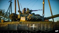 Британська розвідка попереджає, що Росія може перейти у наступ на напрямку Куп’янськ-Лиман протягом наступних двох місяців, щоб дістатися річки Оскіл і створити буферну зону навколо Луганської області. На фото українські військові поблизу села Оскіл, 6 жовтня 2022 року. (AP)