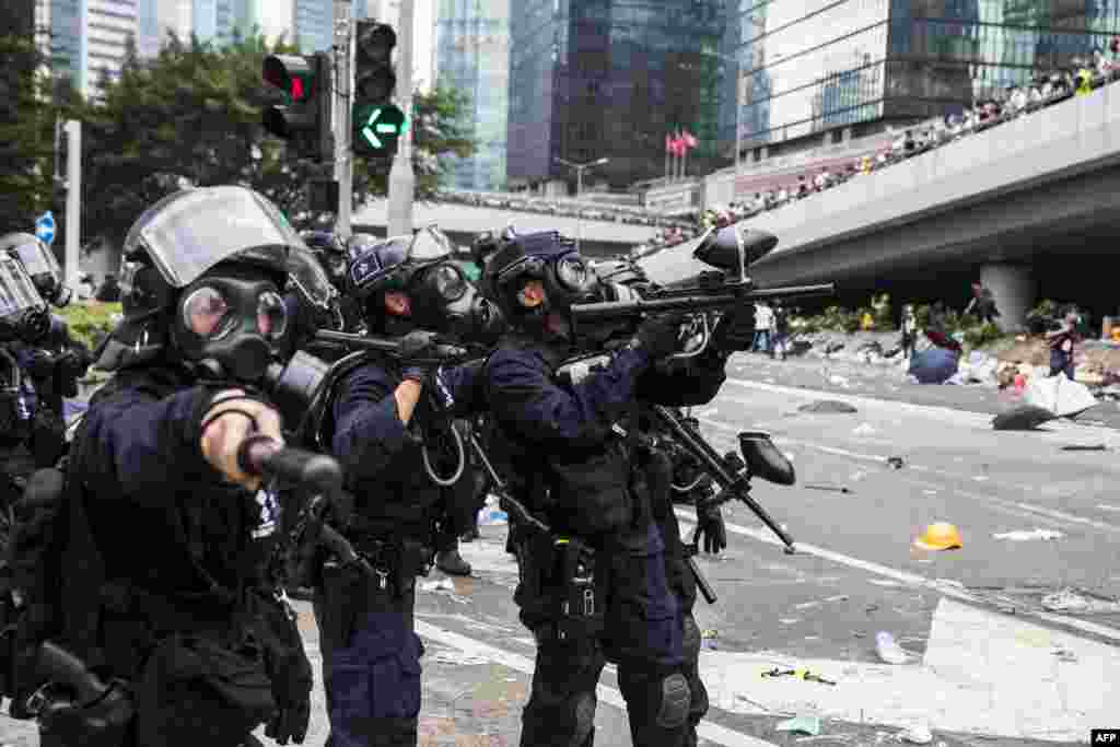 2019年6月12日,香港警方在与抗议者的暴力冲突中发射非致命炮弹。