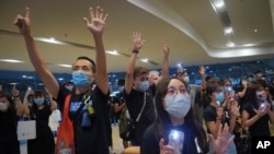 香港抗议者在一家商场内集会纪念香港百万人大游行一周年并要求“五项诉求缺一不可”。(2020年6月15日)