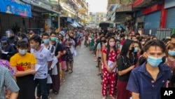 ထိုင်းနိုင်ငံ စမွတ်ဆာခွန်းခရိုင်မှာ ပုစွန်ဈေးမှာ ကိုဗစ်စစ်ဆေးဖို့ တန်းစီနေကြသူများ။ (ဒီဇင်ဘာ ၂၀၊ ၂၀၂၀)