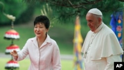 2014年8月14日韩国总统朴槿惠(左)在韩国首尔欢迎教宗