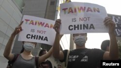 台湾示威者在台北抗议中国领导人习近平与当时的台湾总统马英九在新加坡举行的60多年来两岸领导人的首次会晤。(2015年11月7日)