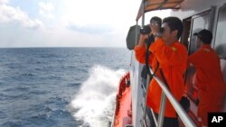 印尼国家搜救局人员在马六甲海峡搜寻失踪的马航班机。(2013年3月12日)