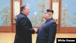 时任中央情报局局长的蓬佩奥(左)秘会朝鲜领导人金正恩(2018年4月白宫提供)