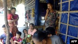 AA ရက္ခိုင့်တပ်တော်နဲ့ စစ်ကောင်စီတပ်ဖွဲ့ကြားတိုက်ပွဲတွေကြားက ထွက်ပြေးလာကြပြီး စစ်တွေဘုန်းကြီးကျောင်းက ယာယီစခန်းမှာ နေထိုင်နေကြတဲ့ ရခိုင် စစ်ဘေးရှောင် ပြည်သူများ။ (ဂျွန် ၂၉၊ ၂၀၂၃/ AFP)