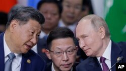 中国领导人习近平和俄罗斯总统普京(右)在俄罗斯喀山举行的金砖国家峰会上对话。(2024年10月24日)