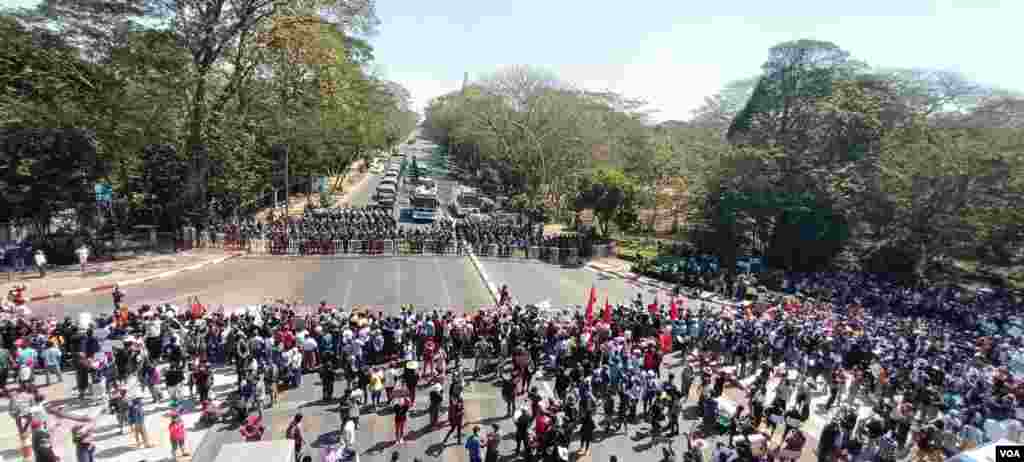 ရန်ကုန်မြို့ လှည်းတန်းအနီး စစ်အာဏာဆန့်ကျင် ဆန္ဒပြပွဲ မြင်ကွင်း။