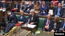英国首相特蕾莎·梅在英国伦敦市中心的下议院谈论脱欧协议。(2018年11月15日)