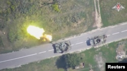 Відеокадр з відео оприлюдненого Міноброни РФ, через Reuters. Вид з повітря пострілу, який, буцімто, проводить український танк в Курському регіоні РФ поблизу кордону з Україною