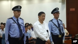 薄熙来8月22日在济南中级法院法庭上(资料照片)