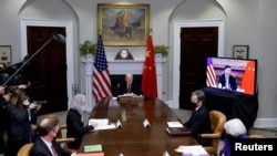资料照片:美国总统拜登与白宫国家安全顾问沙利文、国务卿布林肯和财政部长耶伦在白宫通过网络视频与中国国家主席习近平交谈。(2021年11月15日)