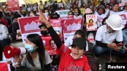 မှတ်တမ်းဓါတ်ပုံ- ဖေဖော်ဝါရီ ၂၅ ရက်နေ့က စက်ရုံအလုပ်သမားများ ဆန္ဒပြစဉ်