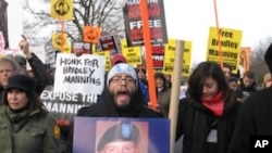 抗议者12月17日在军事法庭所在的米德堡军营外示威,支持美国军人曼宁