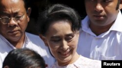 缅甸民主运动领袖昂山素季在仰光的民盟总部对支持者发表讲话后离开总部(2015年11月9日)
