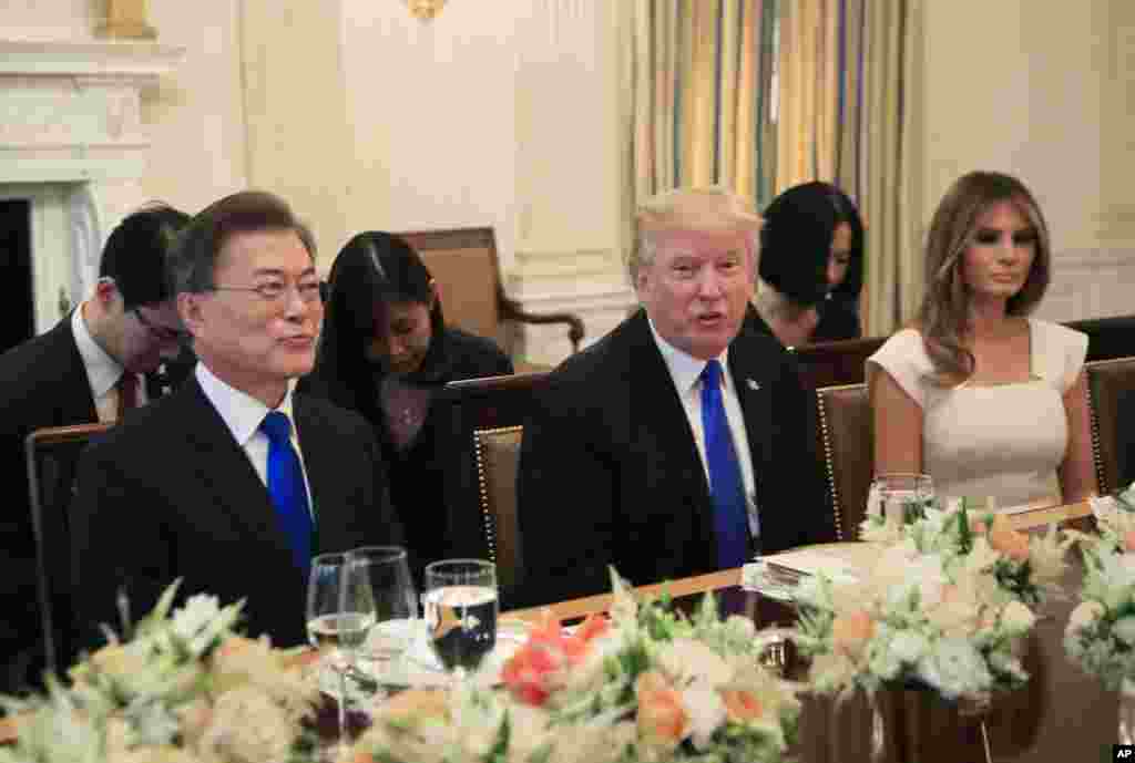 美国总统川普和韩国总统文在寅在白宫国宴厅欢迎文在寅的宴会上,美国第一夫人在场(2017年6月29日)。川普与文在寅表示,将对平壤的核导项目进行“坚决果断的回应”。川普总统针对前任奥巴马的朝鲜政策说:“对朝鲜政权战略忍耐时代已经失败。经历了很多年,这个政策已经失败,坦率地讲,忍耐已经结束”。川普和文在寅在向朝鲜施加多大压力的问题上存在分歧。  