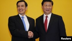 တရုတ်သမ္မတ Xi Jinping နဲ့ ထိုင်ဝမ်သမ္မတ Ma Ying-jeou တို့ စင်ကာပူမှာ တွေ့ဆုံကြစဉ်။ (နိုဝင်ဘာ ၇၊ ၂၀၁၅)