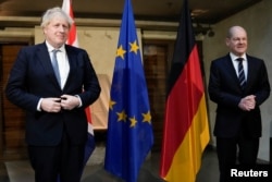 英国首相约翰逊和德国总理朔尔茨在慕尼黑安全会议上合影。(2022年2月19日)