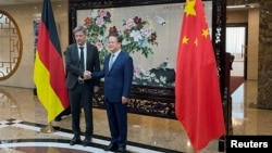 2024年6月22日,德国副总理兼经济部长罗伯特·哈贝克在中国北京与国家发展和改革委员会主任郑栅洁握手。