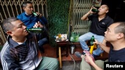 Một nhóm đàn ông Việt uống bia ở Hà Nội.