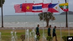 资料照:泰国海军的水手们走过美国和东盟国家的国旗,参加美国与东盟国家举行海上演习的开幕典礼。 (2019年9月2日)