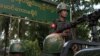 ရခိုင်ပြည်နယ် မောင်တောမြို့အနီးမှာ တပ်စွဲထားတဲ့ မြန်မာ့စစ်တပ်က တပ်ဖွဲ့ဝင်တချို့။ (စက်တင်ဘာ ၂၇၊ ၂၀၁၇)