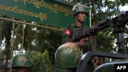 ရခိုင်ပြည်နယ် မောင်တောမြို့အနီးမှာ တပ်စွဲထားတဲ့ မြန်မာ့စစ်တပ်က တပ်ဖွဲ့ဝင်တချို့။ (စက်တင်ဘာ ၂၇၊ ၂၀၁၇)