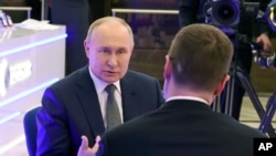 俄罗斯总统弗拉基米尔·普京(Vladimir Putin)2024年2月14日接受官媒采访。(克里姆林宫照片)