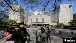 警察和行人走过中国央行——中国人民银行总部大楼(2013年11月20日)