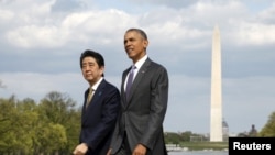 2015年4月27日,美国总统奥巴马和来访的日本首相安倍晋三参观华盛顿林肯纪念堂,背景是华盛顿纪念碑。