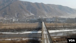 图们江公路桥,对岸为朝鲜(美国之音张楠拍摄)