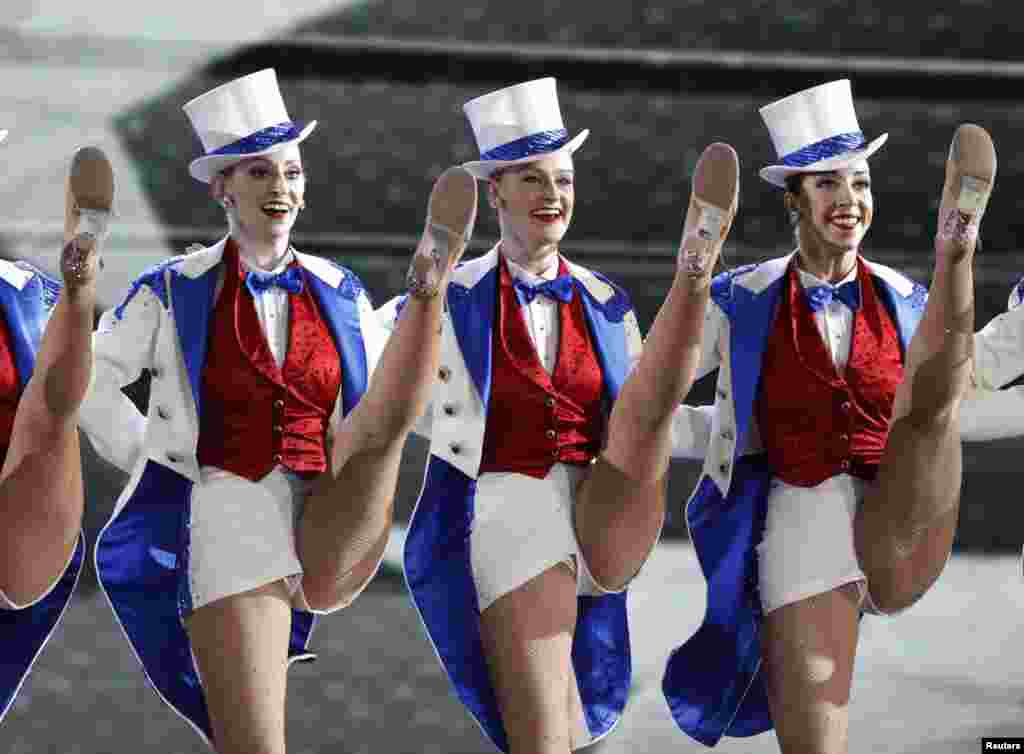 纽约无线电城音乐厅的火箭女郎舞蹈团( The Radio City Rockettes )在川普夫妇主办的,以“自由”为题的就职舞会上表演舞蹈(2017年1月20日)。她们身穿红白蓝三色的服装。红白蓝三色是美国国旗上的颜色,象征着爱国。