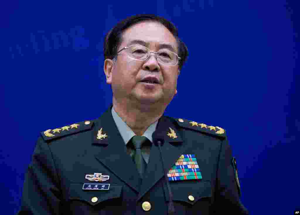 2013年4月22日,在北京八一大楼举行的美中两国参谋首长的联合新闻发布会上,中国军队总参谋长房峰辉讲话。中国军方十九大代表没有房峰辉和政治工作部主任张阳,而其他一些即将退休的军委委员仍然是代表。此前香港《星岛日报》称,房峰辉、张阳等三名上将正接受调查,这是肃清郭伯雄、徐才厚流毒的一部分。日本《朝日新闻》报道,据说房峰辉被拘押在北京一个军事设施内。路透社援引三名消息人士的话称,房峰辉正在接受贪污调查。