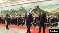 资料照片:中国国家主席习近平在北京人民大会堂欢迎马尔代夫总统穆伊祖。(2024年1月10日)