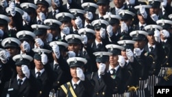 资料照:2020年1月26日,在新德里举行的共和国日阅兵式上,印度海军士兵沿着拉贾帕特大道行进。(法新社)