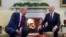 Tổng thống Joe Biden, phải, gặp Tổng thống đắc cử Donald Trump tại Toà Bạch ốc ngày 13/11/2024.