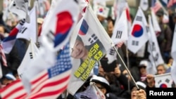 韩国保守派人群众在首尔集会,抗议文在寅总统与朝鲜在冬奥会期间的合作,并支持因为贪污而下台并可能被判处30年监禁的前总统朴槿惠。