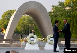 2016年5月27日广岛和平纪念公园: 美国总统奥巴马(右)和日本首相安倍晋三敬献花圈