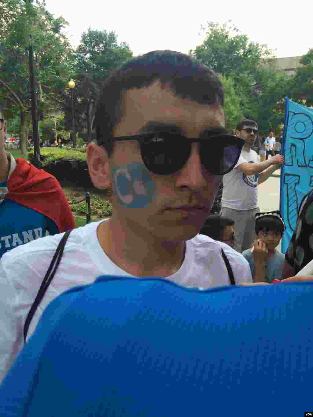 2015年7月12日维吾尔人和支持者在美国首都华盛顿街头游行并聚集在泰国驻美大使馆前抗议泰国把100余名维吾尔人强行递解回中国。(美国之音乌兹别克语组拍摄)  