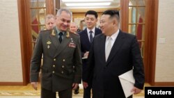 朝鲜最高领导人金正恩星期三(7月26日)会见了来访的俄罗斯国防部长谢尔盖·绍伊古。